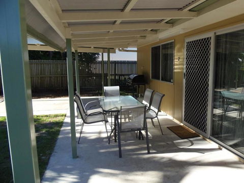 Palmgrove 2 - Rainbow Beach, Pet Friendly, Fully Fenced, Air Conditioned, Five Minutes To Beach - Click Find 2
