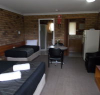 Park House Motor Inn - Click Find