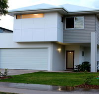 Petrie Beach Holiday Home - Click Find