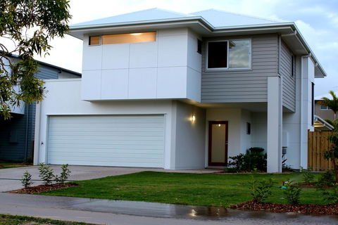 Petrie Beach Holiday Home - Click Find 0