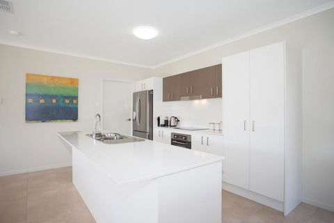 Petrie Beach Holiday Home - Click Find 3