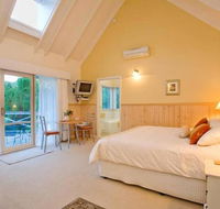PLUM TREE STUDIO - couples lakeside spa retreat - Bet 4u