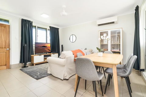 Private Pool, Big Backyard, Aircon - Paradise! - Click Find 1