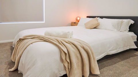 Quiet Large Balcony Living - Click Find 1