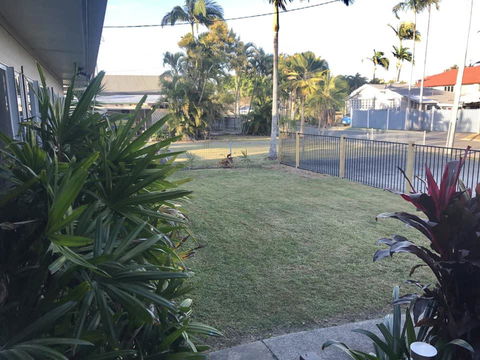QUIRKY QUEENSLANDER 6 BEDROOM HOME - Click Find 2