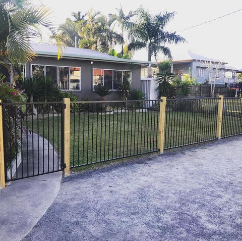 QUIRKY QUEENSLANDER 6 BEDROOM HOME - Click Find 0