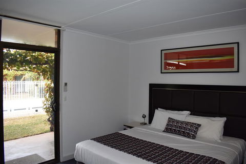 Roundhouse Motel - Click Find 2