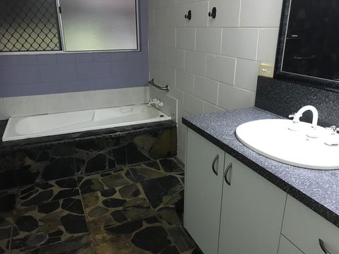 Royal Palm Cottage, Entire Two Bedroom 2 Bathroom House With Pool - Bet 4u 3