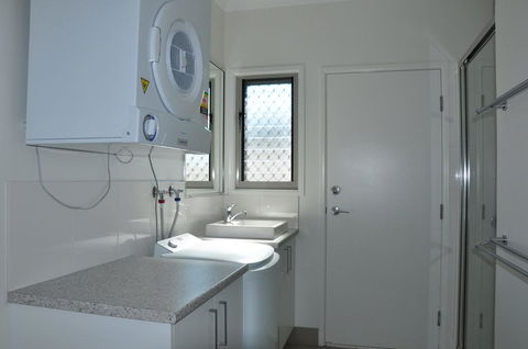 Seadaze 1 - Rainbow Beach, Gorgeous Unit Close To The Beach, Aircon, Pool - Click Find 1