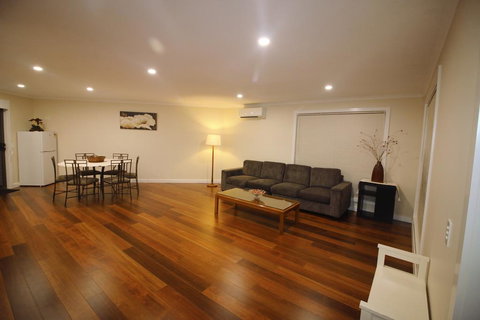 Silver House - Melbourne Airport Accommodation - Click Find 3