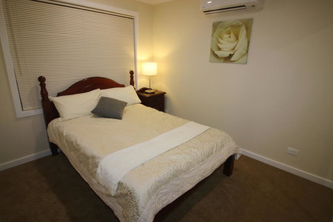 Silver House - Melbourne Airport Accommodation - Click Find 2