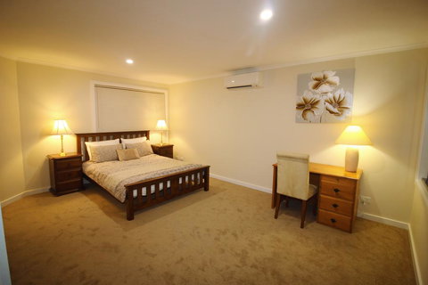 Silver House - Melbourne Airport Accommodation - Click Find 0