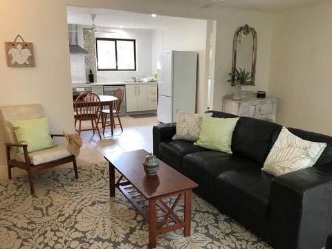 Sinclair - Rainbow Beach, Modern Beach House Close To Everything, Free Wi-Fi - Click Find 3
