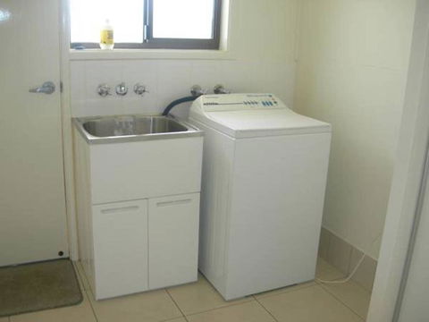 Sinclair - Rainbow Beach, Modern Beach House Close To Everything, Free Wi-Fi - Click Find 1