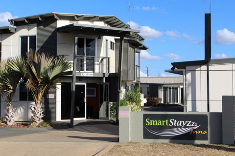 Smart Stayzzz Inns - Lawyer Find 0