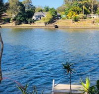 Spacious 2 Bedroom Beach Side Apartment - Close to shopping Centre with Coles Health Food Shop Sushi Pizza Cafes Hairdresse - Bridge Guide