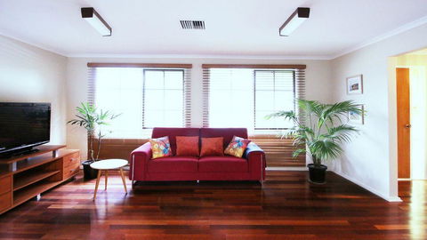 Spacious And Cozy Home Next To Glen Waverley - Bet 4u 0
