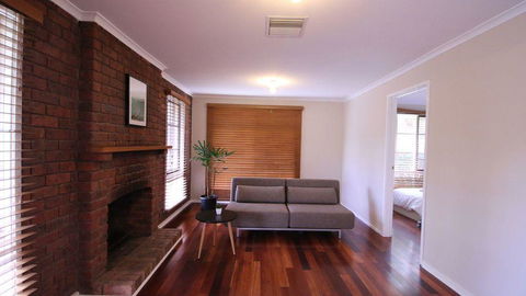 Spacious And Cozy Home Next To Glen Waverley - Bet 4u 2