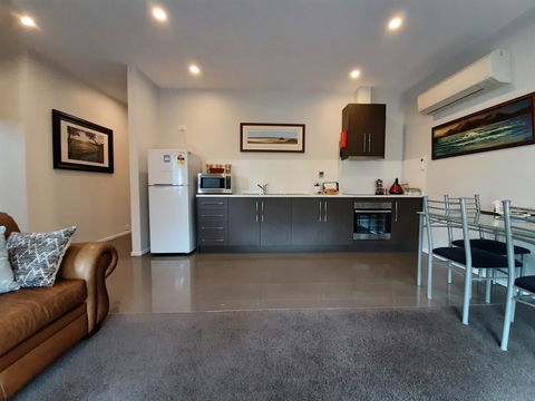 Spring Beach Garden Retreat - Lavinia 2