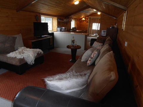 Springmead Rustic Cabin - Lawyer Find 3