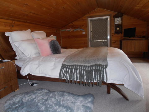 Springmead Rustic Cabin - Click Find 2