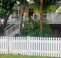Stranded in Oz Stay in Relaxing Environment FREE WIFI NETFLIX POOL AIR CON - Click Find