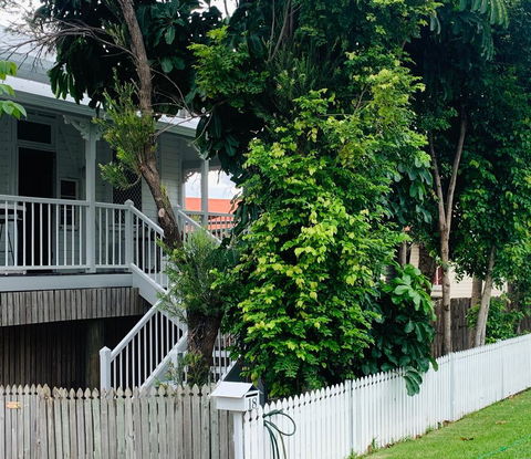 Stranded? Nowhere To Stay? Sanitised Apartment, Sleeps 4, Netflix, Wifi, Pool - Click Find 1