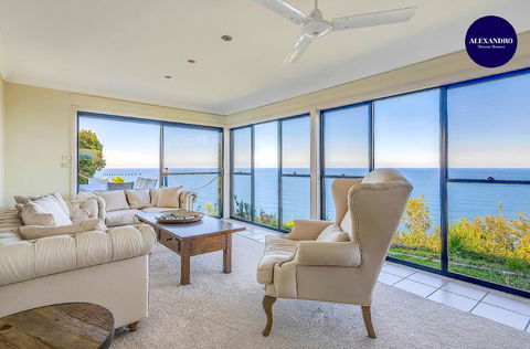 STUNNING CLIFF TOP HOME // POOL & GAMES - Click Find 0
