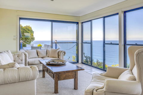 STUNNING CLIFF TOP HOME // POOL & GAMES - Click Find 2