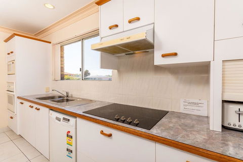 Stylish Unit Opposite Foreshore - Sylvan Beach Esp, Bellara - Click Find 2