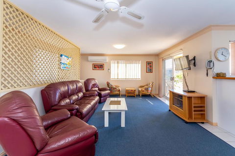 Stylish Unit Opposite Foreshore - Sylvan Beach Esp, Bellara - Click Find 0