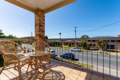 Stylish Unit Opposite Foreshore - Sylvan Beach Esp, Bellara - Click Find 3