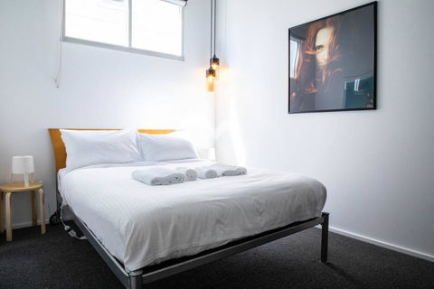 Stylish Warehouse Convert 2 Bedroom Apartment - Click Find 3