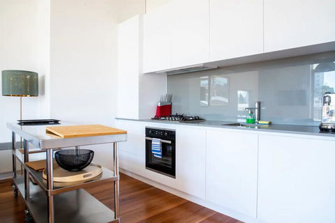 Stylish Warehouse Convert 2 Bedroom Apartment - Click Find 1
