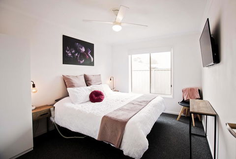 Sunny Shackell - Echuca Moama Holiday Accommodation - Click Find 0