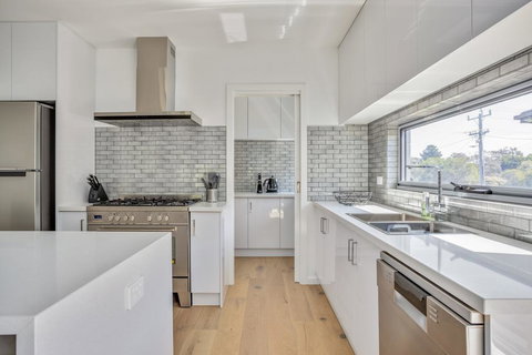 Sunshine Beach House: Brand New, Stunning - Bet 4u 3