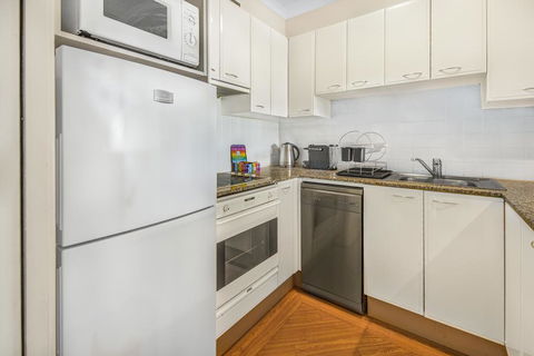Super Convenient Apartment With Garden Views - Click Find 3