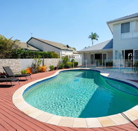 Super Sized Family Retreat With a Pool - DBD
