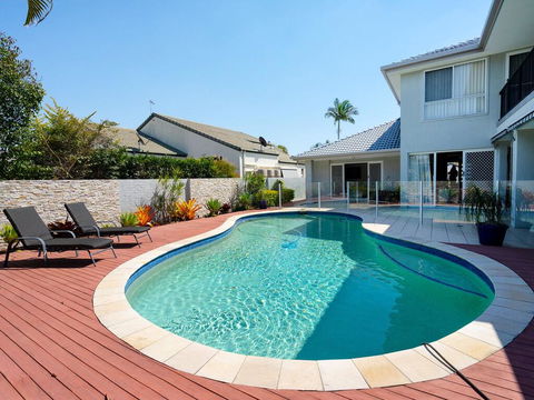 Super Sized Family Retreat With A Pool - Click Find 0