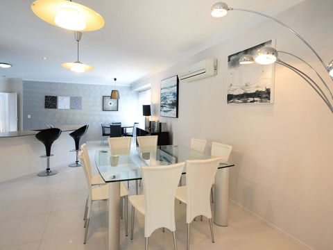 Super Sized Family Retreat With A Pool - Click Find 1