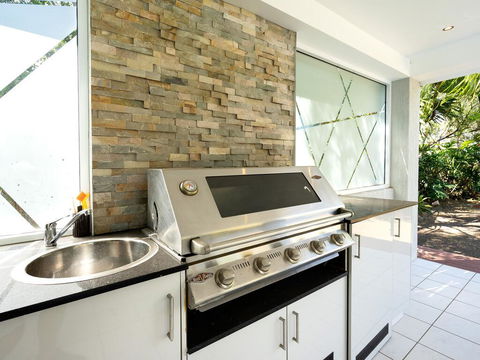 Super Sized Family Retreat With A Pool - Click Find 3