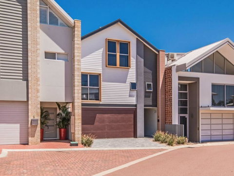 Surf And Sun In Silver Sands - Lawyer Find 3