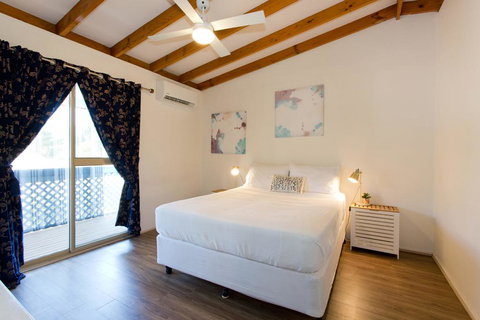 Surf And Sunsets, Beach Holiday Home Mandurah - Lawyer Find 3