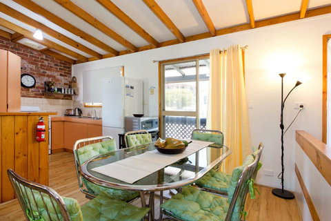 Surf And Sunsets, Beach Holiday Home Mandurah - Bet 4u 2