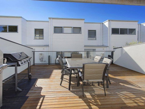 Surf Beach Townhouse - Lawyer Find 2