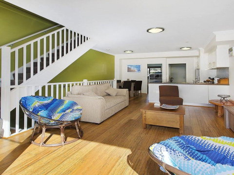 Surf Beach Townhouse - Lawyer Find 3