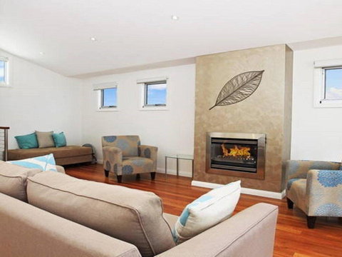 Surf Mist - Contemporary Seaside Duplex - Lawyer Find 1