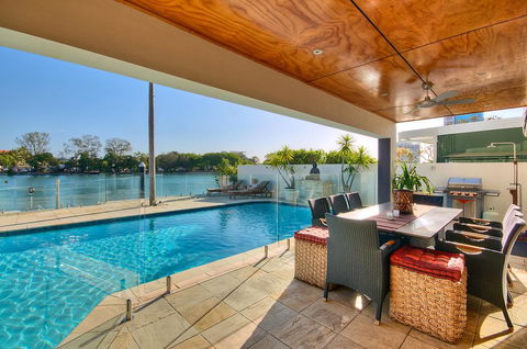Surfers Paradise Escape - Waterfront House - DBD 2
