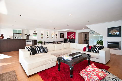 Surfers Paradise Escape - Waterfront House - DBD 1