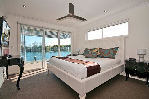 Surfers Paradise Escape - Waterfront House - DBD 3